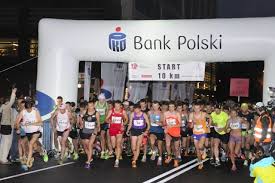 Blisko 13 000 osób, biegnąc wieczorem ulicami stolicy w świetle płonących zniczy, uczci pamięć o uczestnikach zrywu z 1 sierpnia 1944 roku. Bieg Powstania Warszawskiego Juz 23 Lipca Pobiegnij Dla Alanka Sportowy24