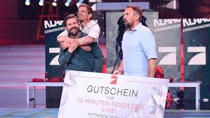 Joko winterscheidt wird hingegen im februar in seiner sendung „beginner gegen gewinner zu sehen sein und sich als jurymitglied in der von stefan raab produzierten neuen show „das ding des jahres versuchen. Ende Von Circus Halligalli Rapper Dissen Joko Und Klaas Zum Abschied Panorama Stuttgarter Zeitung