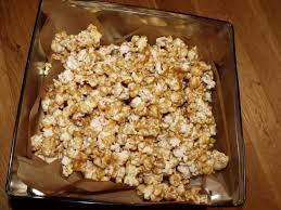 Knuspriges Karamell Popcorn Rezept Karamell Popcorn Essen Und Trinken Kochen Und Backen