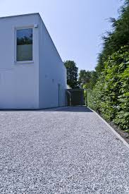 Le Gravillon Gris Clair Est Un Petit Caillou De Couleur Gris Il Est Extrait Des Carrie Amenagement Entree Maison Amenagement Devant Maison Maisons Exterieures