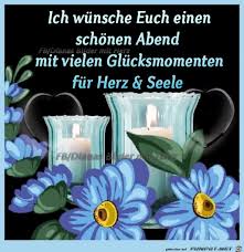 Mehrere personen sitzen an einzeltischen und lesen oder schreiben. Schonen Abend Euch