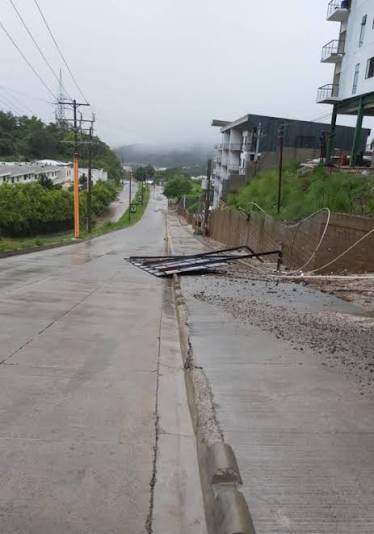 Calle de Nuevo Cuscatlán con pequeña inundación
