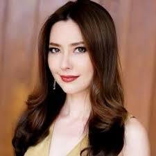 Elizabeth Sadler's Instagram, Twitter & Facebook