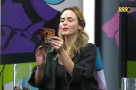 BBB 26: Ana Paula cumpre desafio, chega à festa e afronta Alberto Cowboy