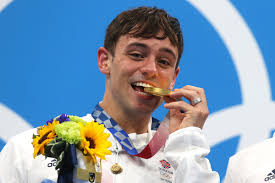 o mergulhador tom daley ganha ouro diz que tem orgulho de ser um campeao assumidamente gay plu7