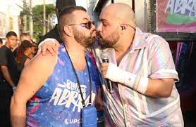 Para a surpresa dos telespectadores, neste sábado (19), foi divulgada a nova chamada do dominical, mas com uma grande diferença! Tiago Abravanel Leva Marido A Bloco De Rua Em Sp Quem Sao Paulo