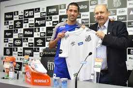 O meia evandro treinou com o restante do elenco do santos antes da viagem ao rio de janeiro, na tarde de hoje meia evandro domina bola durante treino do santos imagem: Santos Ainda Nao Procurou Evandro Por Renovacao De Contrato Diz Empresario