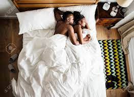 ベッドの上で眠っているアフリカ系のカップルが寄り添い、抱き合うの写真素材・画像素材 Image 97153920