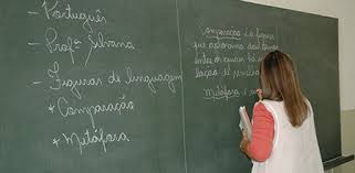 Resultado de imagem para foto de um quadro e um professor dando aula