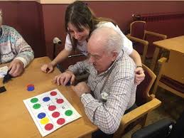 Un juego de bolos de madera. Beneficios De Jugar Al Bingo Para Los Mayores Residencias Domusvi