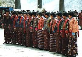 The vast majority of the refugees are lhotshampas, one of bhutan's three main ethnic groups, who were forced to leave bhutan in the early 1990s. Bhutan Reisefuhrer Bevolkerung Schwarzaufweiss