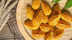 Masukkan loyang tadi kedalam oven dan panggang sampai matang atau kurang lebih selama 20 menit lagi. Resep Cara Membuat Nastar Daun Super Lembut