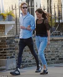 Hugh john mungo grant is an english actor. Laurence Fox Reveals He Was Dumped By His Mixed Race Girlfriend On The Question Hour Race Line Fr24 News English