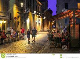 Les marches (en italien le marche) sont une région d'italie centrale dont le siège se situe sur les bords de l'adriatique, dans la ville portuaire d'ancône, et qui compte 1 528 210 habitants sur 9 401,38 km 2 au 30 avril 2018 1. Fano Italien 8 August 2017 Ein Kleines Gemutliches Strassencafe Im Ol Redaktionelles Foto Bild Von Europa Ansicht 102860991