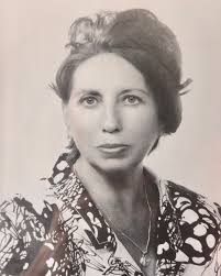 Los recuerdos que Sonia guarda de su abuela paterna Amparo son siempre  agujas en mano, tejiendo prendas para los bebés y niñas de la familia, que  después terminaba con un lazo de