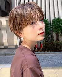 ショート ボブ アレンジ 坂藤友紀さんはinstagramを利用しています 短めでも女性らしく ショートスタイルのポイントを紹介します 前髪と顔周りで作る小顔効果 1人1人のはえ癖に合わせた細かい束感の襟足 バツっとしたラインはng 首が