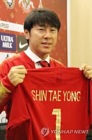 Umur 50 tahun) adalah mantan pemain sepakbola yang kini menjadi pelatih tim nasional indonesia dan merupakan mantan pelatih tim nasional korea selatan di piala dunia 2018 rusia. Indonesian Football Team Head Coach Shin Tae Yong Yonhap News Agency