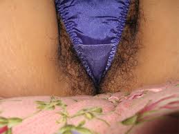 ハミ毛エロ画像】ホルモン濃すぎ！？ボーボーに生え散らかしたセフレのマン毛…小さなパンティからはみ出すハミ毛画像