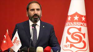 Şike soruşturması kapsamında metris cezaevin'de bulunan sivasspor başkanı mecnun otyakmaz şike soruşturmasında müthiş bir iddiada. Sivasspor Da Mecnun Otyakmaz Yeniden Baskan Secildi