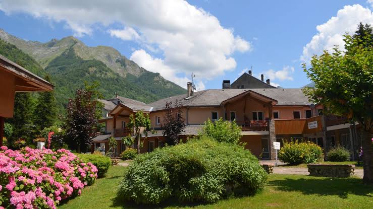 Les thermes d'Aulus-les-Bains aujourd'hui, généré par IA