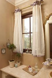 You may found another small bathroom window treatment ideas better design concepts. Cortina Para Banheiro 60 Modelos E Ideias Para A Janela Window Treatments Bedroom Bathroom Window Curtains Bathroom Window Treatments