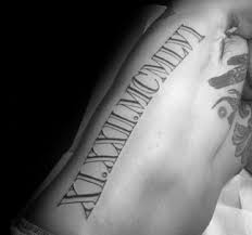 Los diseños de los tatuajes de números romanos tienen un significado oculto, puesto que es el poseedor de dicho tatú el único conocedor de lo que quiere representar con esas siglas. 60 Tatuajes De Numeros Romanos Ideas Disenos Y Significados