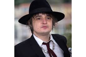 Doherty, who once dated supermodel kate moss, swapped the uk for france with his girlfriend and bandmate katia de vidas. Pete Doherty Anrufe Von Betrunkener Kate Moss