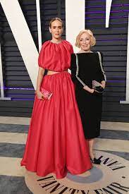 She also played evelyn harper on two and half people and starred in the 2001 comedy legally blonde and the 2002 movie spy kids 2. Sarah Paulson And Holland Taylor S Body Language Explained