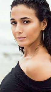 You might recognize emmanuelle chriqui from her roles in entourage, snow day, you don't mess with the zohan, wrong turn, the passage and most recently, superman & lois. Emmanuelle Chriqui Emmanuelle Chriqui Brunette Beauty Beautiful Face