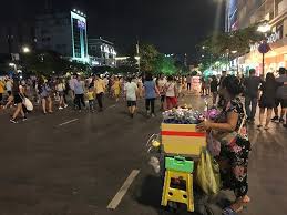 Phố đi bộ nguyễn huệ (q.1) mỗi ngày có cả ngàn lượt du khách đến tham quan. Tp Hcm Cáº¥m Ban Thá»©c Äƒn Tren Phá»' Ä'i Bá»™ Nguyá»…n Huá»‡ Viá»‡t Nam Má»›i