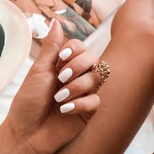 Uñas de gel pintadas en blanco. 12 Colores De Unas Que Son Per Fec Tos Para Morenas