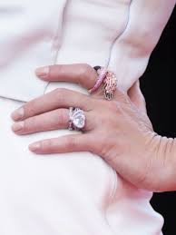 Gwen stefani has given her fans a glimpse at her engagement ring. Gwen Stefani S Engagement Ring Worth Will Leave You Shocked Details Pic