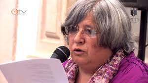 Si yo muero quiero que mi hija no se olvide de mí que alguien le cante aunque desafine y que le regalen fantasía más que un horario fijo o una cama bien hecha. Um Reino Maravilhoso Testamento Ana Luisa Amaral