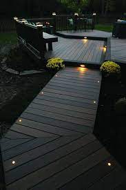 Beleuchtung Und Schone Wege Im Garten Garten Diy Outside House Decor Patio Deck Designs Backyard