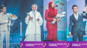 Selebriti mira filzah berjaya merangkul anugerah utama iaitu artis paling popular abpbh32 2019 dengan jumlah undian sebanyak lebih 6 juta dari para pengundi. Senarai Penuh Pemenang Anugerah Bintang Popular 2019 Tak Disangka Satkoba Press