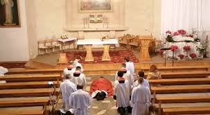 Wsłuchiwaliśmy się w opis męki pańskiej odczytanej przez głównego celebransa i lektorów a następnie rozpoczęliśmy adorację krzyża. Transmisja Z Kosciola W Lublinie Na Stronie Kuriera Uczestnicz Online W Liturgii Wielkiego Piatku Kurier Lubelski
