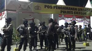 Hanya saja, irman menjelaskan, pada prinsipnya secara umum ditengarai tidak banyak perbedaan dengan ppkm terdahulu, hanya ada beberapa pelonggaran seperti boleh makan di warung maksimal 20 menit dan pelonggaran untuk usaha kecil. Cegah Kerusuhan Di Pelabuhan Merak Polisi Terjunkan Brimob Dan Barracuda Bagian 1