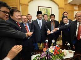 Pengerusi barisan nasional (bn) sabah tan sri musa aman mengangkat sumpah sebagai ketua menteri di istana negeri, kota kinabalu, malam tadi. Sarawak Edition Musa Aman Angkat Sumpah Sebagai Ketua Facebook