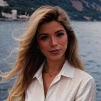 Julianne Walker's Instagram, Twitter & Facebook