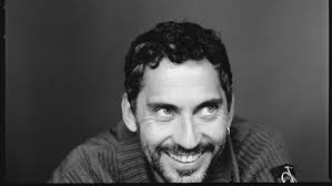 Paco León: “Hay que saber parar los éxitos, si no yo estaría todavía  presentando galas disfrazado de Raquel Revuelta”