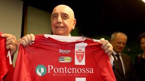 23:28 galliani premia d'errico per le 200 presenze con il monza; Monza Calcio Sempre Piu In Alto Galliani Salviamo Lo Stadio E Andiamo In B Cronaca