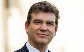 Montebourg. Il s'éloigne des affaires
