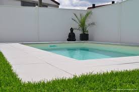 Sichtschutz Im Bauhaus Stil Am Pool In 2020 Sichtschutz Garten Sichtschutz Sichtschutzmauer