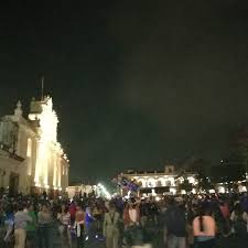 Paso Solemne Del Cortejo Procesional De San Cristobal El Bajo En La Plaza De La Antigua Guatemala Siguenos En Facebook Cucurucho En Gu Street View Scenes Views