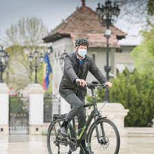 Sunt foarte puţine piste şi de foarte multe ori împarţi banda de mers cu automobilişti de obicei foarte nervoşi şi foarte deranjaţi de existenţa bicicliştilor, spune klaus iohannis, prezent la o dezbatere organizată cu prilejul zilei mondiale a bicicletei. Romanian President Cycles To Work To Promote Green Friday Campaign Romania Insider