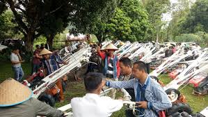 Maybe you would like to learn more about one of these? Kupas Tuntas Bantu Petani Distanhol Lambar Bagikan Bantuan Hand Traktor 40 Unit