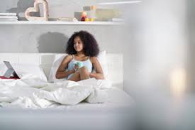 Du willst quartett im bett online schauen? Frauen Trinkender Kaffee Aufpassender Film Im Bett Am Sonntag Stockfoto Bild Von Trinken Freizeit 116362316