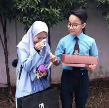 Karangan budak sekolah rendah came across the following essay in my friend's blog (check anyway, here's the hilarious karangan budak sekolah rendah reproduced with syamil's permission. Baru Sekolah Rendah Dah Hadiahkan Kekasih Bonia Mana Dapat Duit Tu Dik Kongsi Tular Semasa Forum Cari Infonet