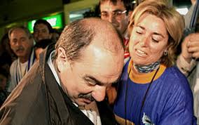 El Alavés, recibido al grito de campeones en el aeropuerto de Vitoria