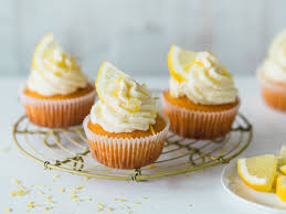Zitronencupcakes Erfrischend Und Saftig Die Besten Backrezepte Mit Gelinggarantie Rezept Backrezepte Cupcakes Zitronen Cupcakes